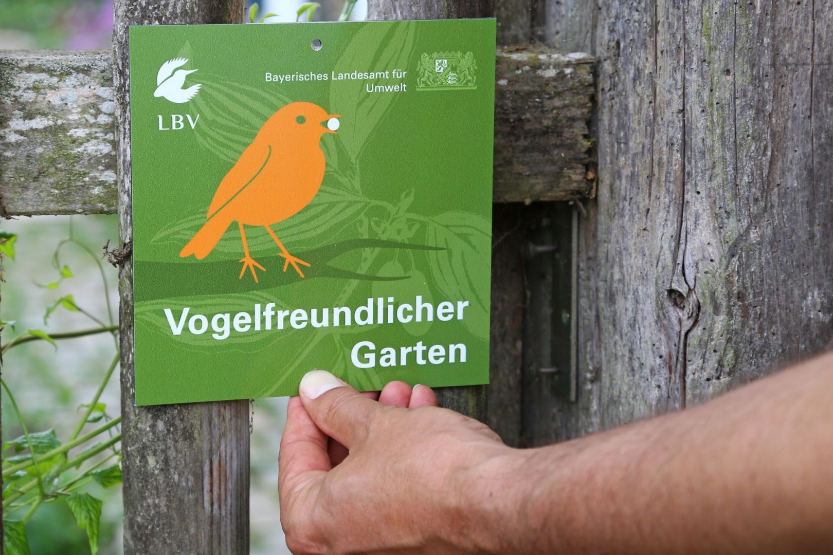 Über 1.200 Plaketten an vogelfreundliche Gärten in Bayern verliehen LBV